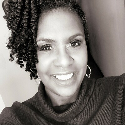 Elizabeth Adams Headshot